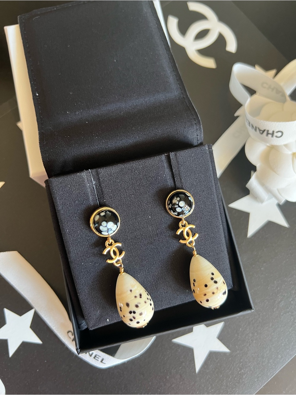 ❌SOLD❌ CHANEL Métiers d’Art 2026 Glass Pearl Black Cream Pendant Earrings